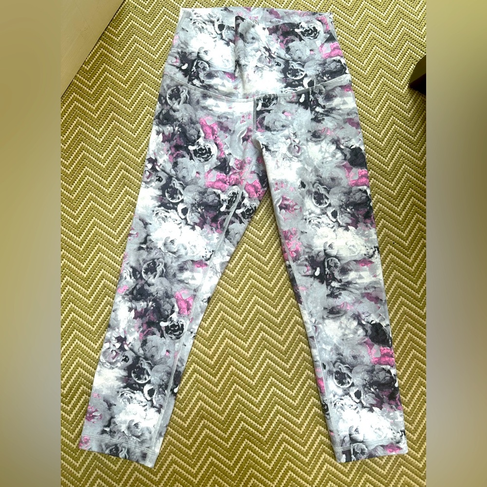Lululemon Athletica Floral Cropped Leggings Sz 6 EUC Pink Black Gray White